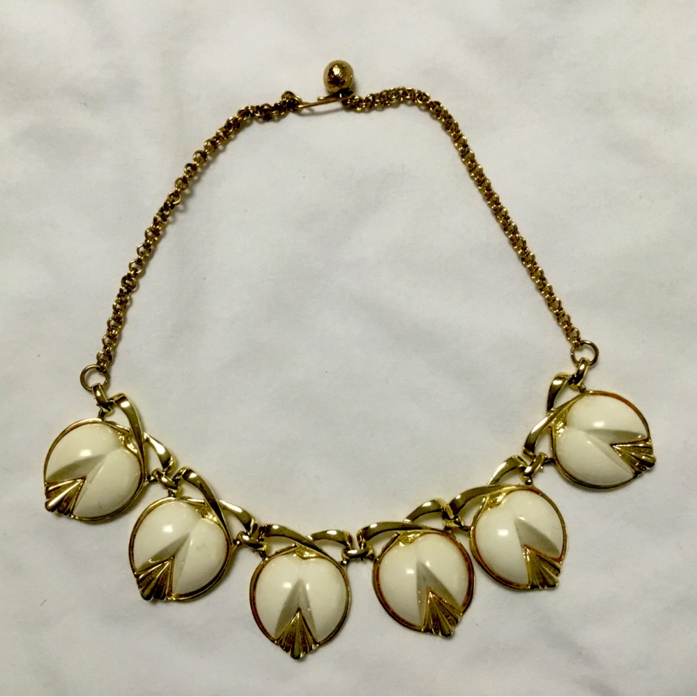 Vintage Necklace 15”; heart shaped pendants made of Lucite,6Gold tone metal bows